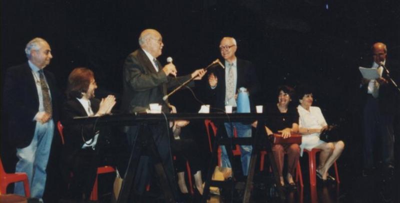 Teatro York, Vicente López. En la mesa: Prof. Ariel Bernasconi y Dr. Guillermo León, Vicente López. 
Sentadas: Prof. Haydee Epifanio y Sra. Norma.  Locución: Sr. Arturo.